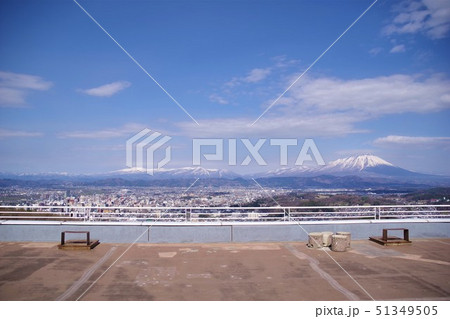盛岡風景　岩山公園展望台から望む盛岡と岩手山 51349505