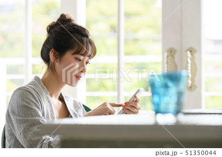キッチン　女性　スマホ 51350044