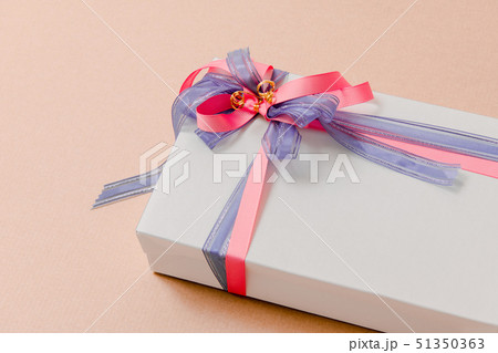 贈り物 、プレゼント、 ギフト、gift box ピンクのリボン　 51350363