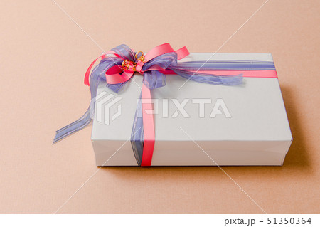 贈り物 、プレゼント、 ギフト、gift box ピンクのリボン　 51350364