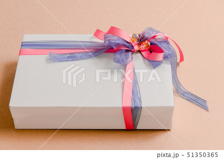 贈り物 、プレゼント、 ギフト、gift box ピンクのリボン　 51350365