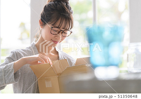 女性 ライフスタイル 荷物 女性 ライフスタイル 荷物 51350648