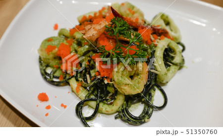 Spicy squid-ink spaghetti with seafood 51350760