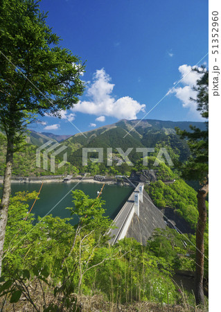 新緑の奥多摩湖 頂上広場からの俯瞰 新緑の奥多摩湖 頂上広場からの俯瞰 51352960