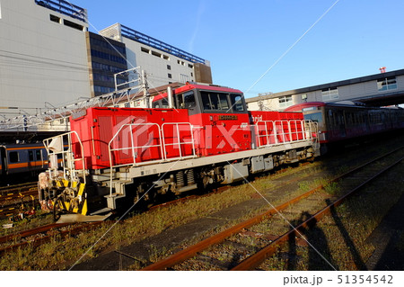 八王子駅構内に停車中のHD300形ハイブリッド機関車 51354542