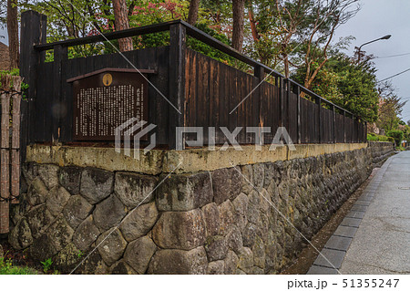 春の上山の武家屋敷通りの風景 51355247