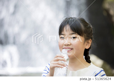 滝とミネラルウォーターを飲む少女 滝とミネラルウォーターを飲む少女 51365624