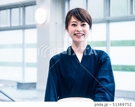 温泉 仲居 従業員 女性 温泉 仲居 従業員 女性 51369752