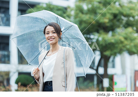 働く女性 雨天 働く女性 雨天 51387205