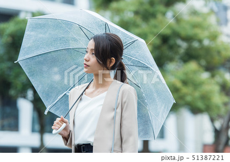 傘をさすジャケットの女性 傘をさすジャケットの女性 51387221