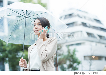 働く女性 雨天 働く女性 雨天 51390396