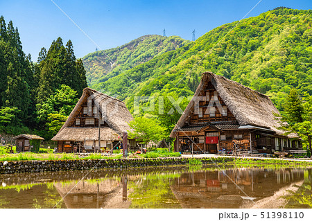 《富山県》菅沼合掌造り集落・新緑シーズン 51398110