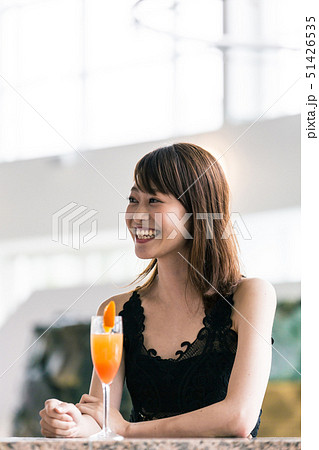 リゾート バー 女性 リゾート バー 女性 51426535