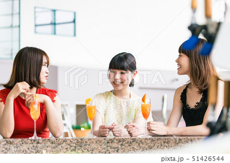 リゾート バー 女性 リゾート バー 女性 51426544
