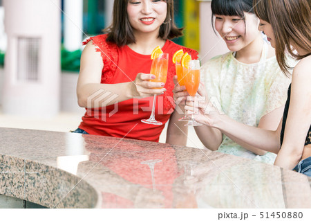 リゾート　女性　バー 51450880