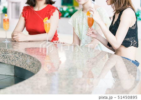 リゾート　バー　女性 51450895