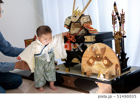 端午の節句を祝う男児 51490035