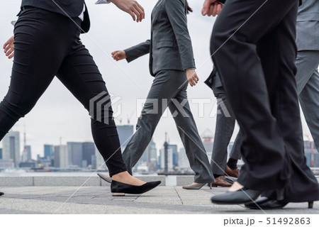 行き交う人々 51492863