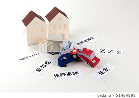 ペーパークラフト　イメージ　高齢ドライバー 51494995