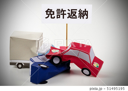 ペーパークラフト　イメージ　高齢ドライバー 51495195