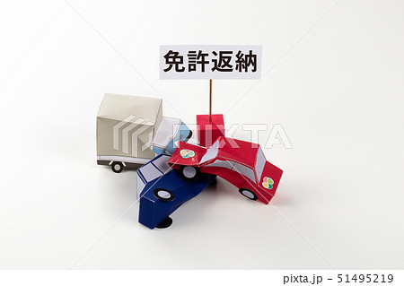 ペーパークラフト　イメージ　高齢ドライバー 51495219