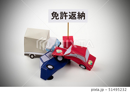 ペーパークラフト　イメージ　高齢ドライバー 51495232