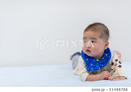 うつ伏せの新生児 51498766