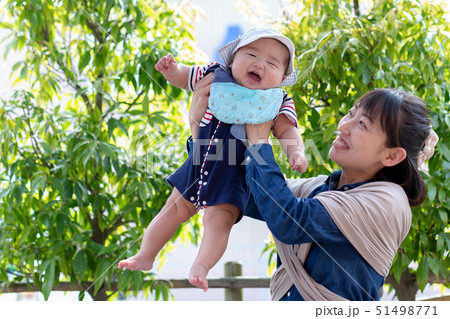 新緑の中楽しむ親子 51498771