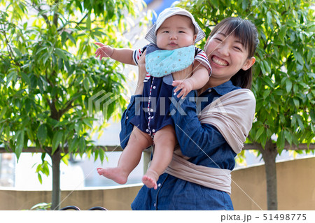新緑の中楽しむ親子 51498775