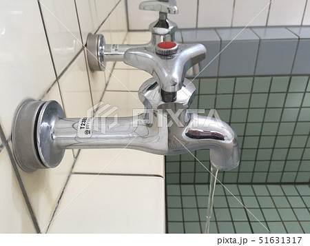 蛇口のからの水漏れ 51631317