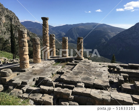 ギリシャ　デルフィー遺跡の神殿と山々 51633101