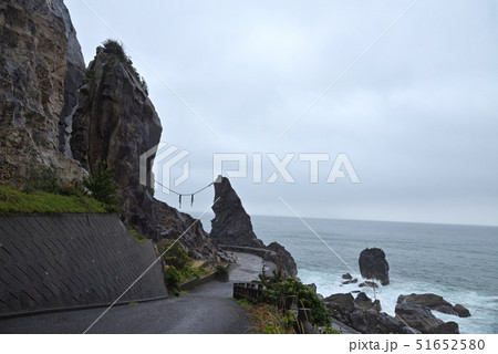 海から突き出る奇岩、室戸岬町「鹿岡の夫婦岩」 51652580