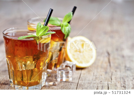 Cold iced tea with lemon, mint leaves and ice 51731324
