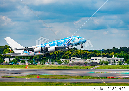 旅客機の離陸 51894962