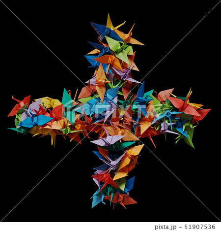 黒バックに折り紙の鶴で作ったプラス記号 51907536