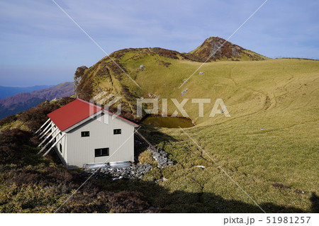 三嶺小屋と山頂 三嶺小屋と山頂 51981257
