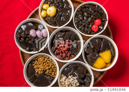 台湾の黒い薬膳ゼリー Taiwanese black herbal medicine jelly 台湾の黒い薬膳ゼリー Taiwanese black herbal medicine jelly 51991046