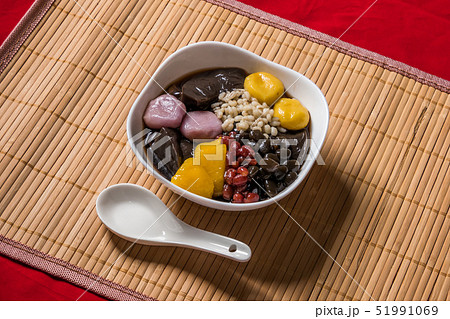 台湾の黒い薬膳ゼリー Taiwanese black herbal medicine jelly 台湾の黒い薬膳ゼリー Taiwanese black herbal medicine jelly 51991069