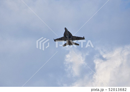 大空を翔る米海軍のF/A-18戦闘攻撃機 大空を翔る米海軍のF/A-18戦闘攻撃機 52013682