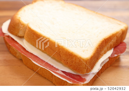 おいしい生ハムチーズサンド 52042932
