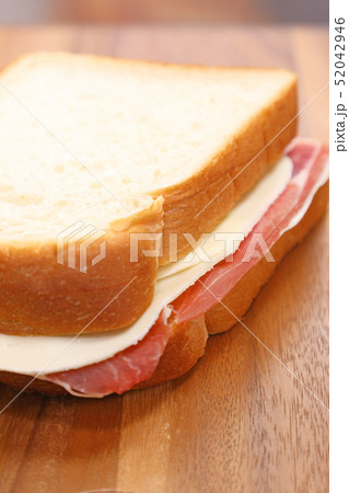 おいしい生ハムチーズサンド 52042946