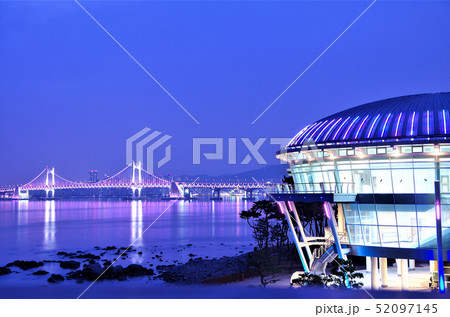ライトアップされたAPECヌリマルハウスと広安大橋の夜景 【韓国・釜山】 52097145