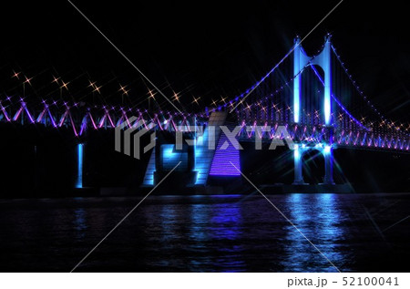 （クロスフィルター使用）ライトアップされた広安大橋の夜景 【韓国・釜山】 52100041