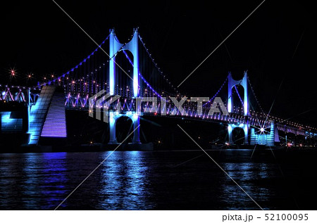 （クロスフィルター使用）ライトアップされた広安大橋の夜景 【韓国・釜山】 52100095