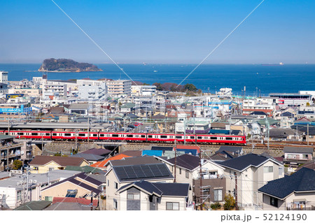 東京湾と京浜急行堀ノ内駅付近 52124190