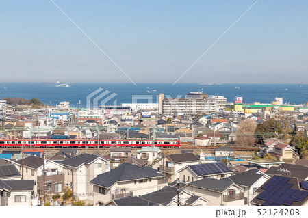 東京湾と京浜急行堀ノ内駅付近 52124203