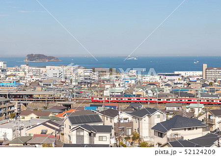 東京湾と京浜急行堀ノ内駅付近 52124209