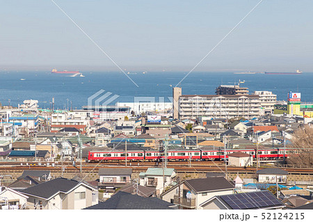 東京湾と京浜急行堀ノ内駅付近 52124215