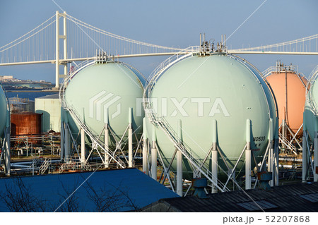 朝の北海道室蘭市でコンビナートのガスタンクの風景を撮影 52207868