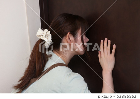 戸締まりをする主婦 52386562